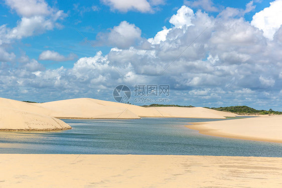 白沙漠中间的淡水环礁湖天空中云彩本底图片