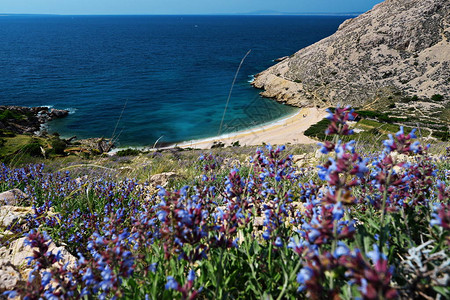 地中海充满岩石悬崖的美丽海高清图片