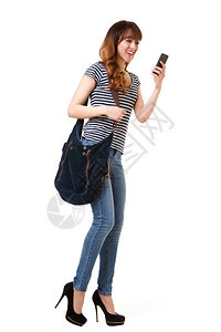 带着手机和钱包在孤立的白色背景下行走的快乐青年妇女全长肖像背景图片