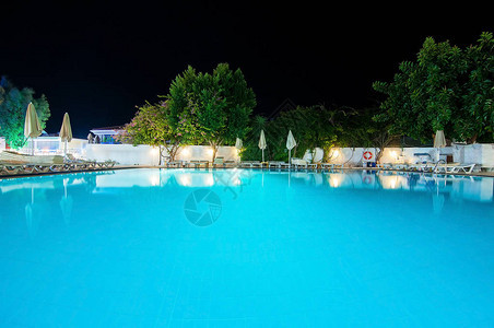 晚上海边酒店泳池超赞的图片图片