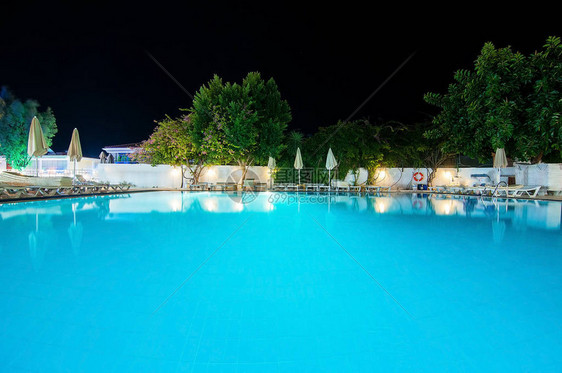 晚上海边酒店泳池超赞的图片图片