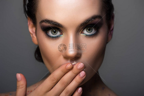 青春女子有化妆装饰的眼标志在图片