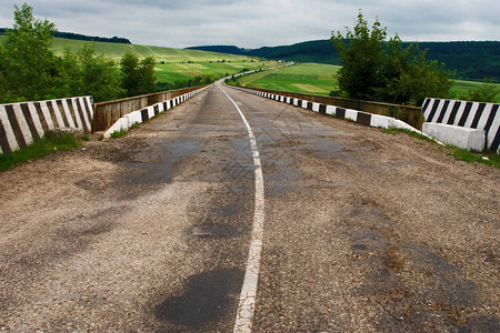 柏油路穿过大桥乌克兰图片