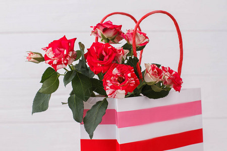 条纹包装中的混合红色和白色花朵图片