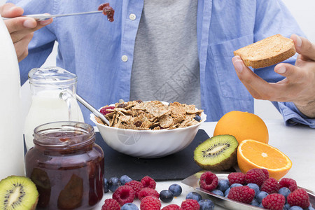 早餐和食物以平衡的早餐将吐司图片
