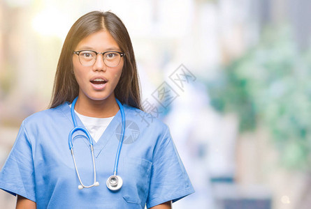 身处孤立背景的年轻女医生害怕并惊恐地用惊讶的表情恐惧和兴奋的图片