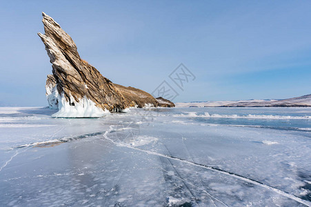 在俄罗斯西伯利亚被冰冻的贝加尔湖上与美丽的山地岛屿一起破图片