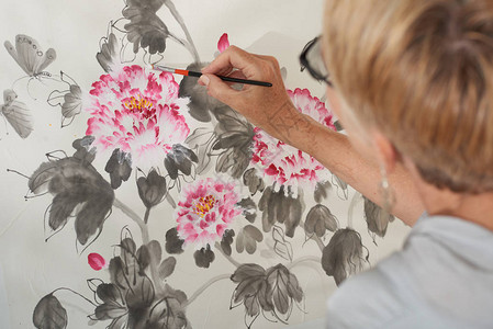 高贵的女士画着美丽的花朵图片