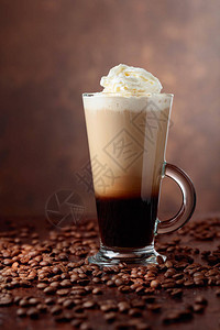 咖啡饮料或鸡尾酒和奶油加棕色背景的奶油图片