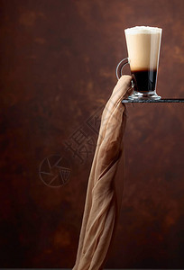 咖啡饮料或鸡尾酒和奶油加棕色背景的奶油图片