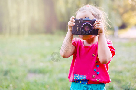 小女孩用老式胶卷相机拍照图片