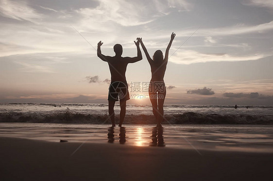 海边沙滩上幸福的情侣图片