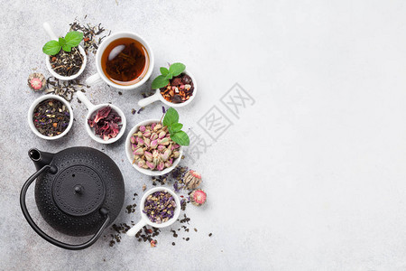 各种茶具和茶壶在白色背景的碗里的黑色绿色和红色茶带有文本图片