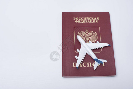 俄罗斯护照上的飞机旅行概念白背图片