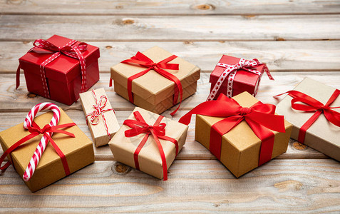 圣诞时间装有木本底红丝带的礼品盒图片