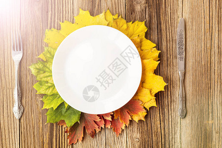 秋季表设置餐盘用叉子刀子和质朴的木桌背景上的叶子顶视图复制空间文图片