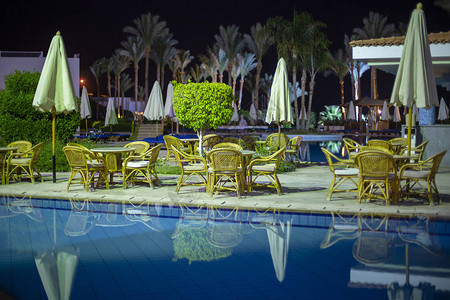 埃及南西奈岛沙姆伊赫红海附近海滩上的游泳池和棕榈树的夜景游泳池水附近图片