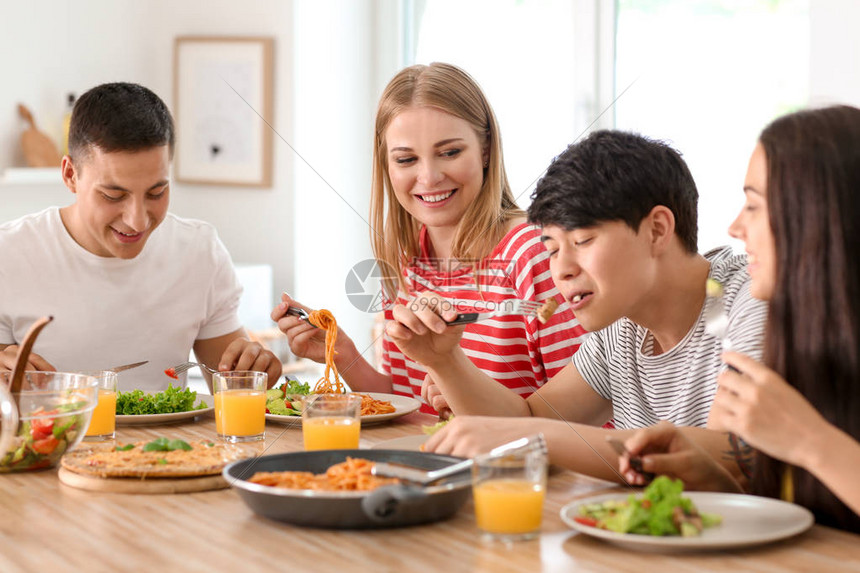 在好友家吃饭看的晚餐应该怎样发好友圈 (在好友家吃饭金句怎么说)
