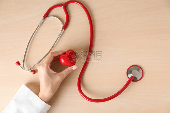 心血管医生的手有医疗听诊器红图片