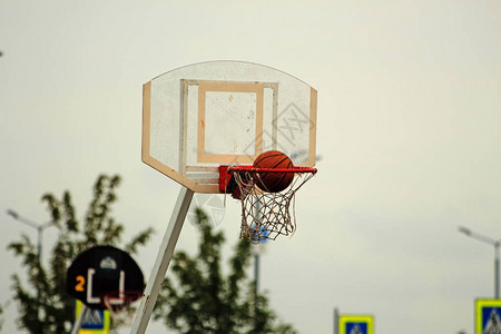 篮筐里的篮球图片