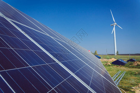 绿色替代能源与环境保护生态概念太阳能电池板和风力发电机涡图片