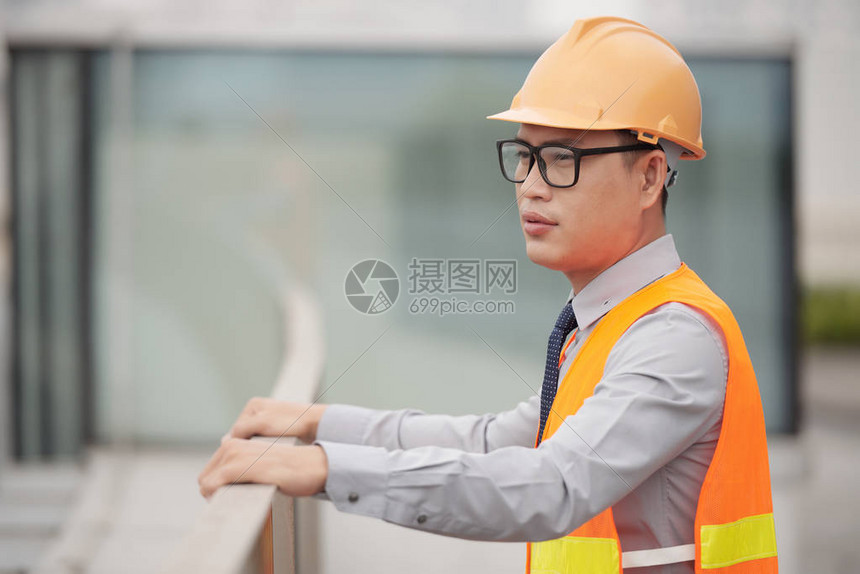 亚洲青年建筑工人的短期工间