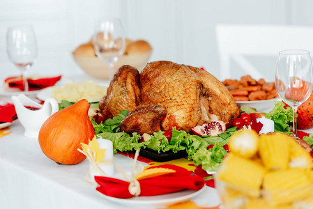 感恩晚宴餐桌上烤火鸡的选择焦点图片