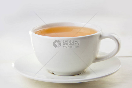 桌上有绿茶的瓷杯图片