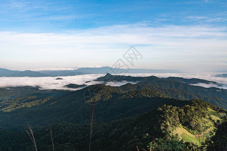 天空和山景自然图片