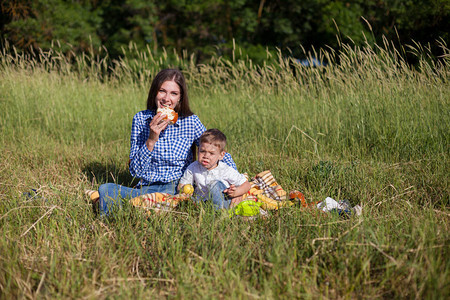 妈和儿子在野餐上图片