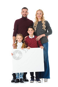 带着空白标牌的幸福家庭与孩子在图片