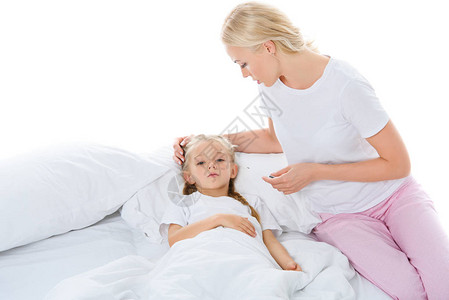 以电子温度计的母亲看着躺在床上的生病女儿图片