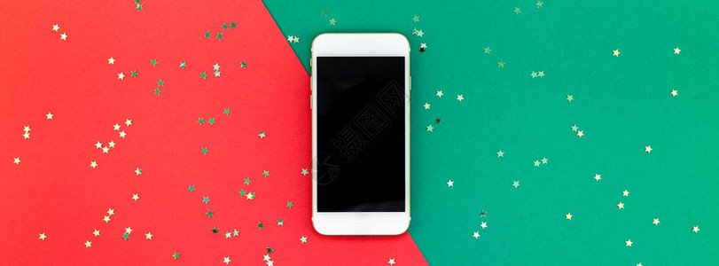 创意新年或圣诞智能手机样平放顶视图圣诞假期庆祝手机在红绿纸背景模板拟长宽横幅201图片