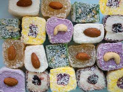 许多五颜六色的美味土耳其软糖配杏仁和腰果的顶视图什锦优质阿图片