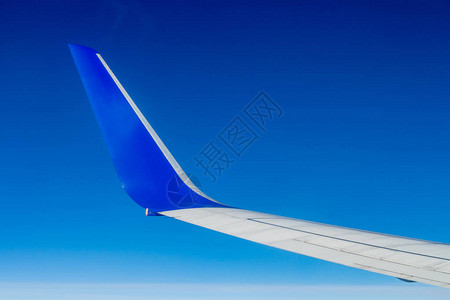 在蓝天的飞机翼与云彩背景