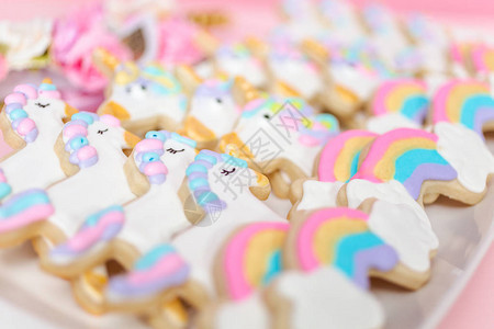 独角兽糖饼干在孩子们生日派对上装饰背景图片