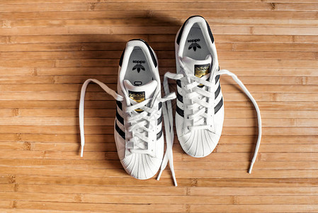 阿迪达斯超级明星运动鞋对称的Adidas图片