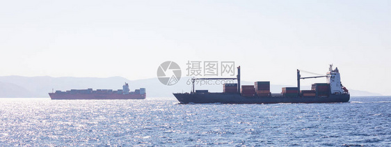 两艘用于国际运输的集装箱船满载货物图片