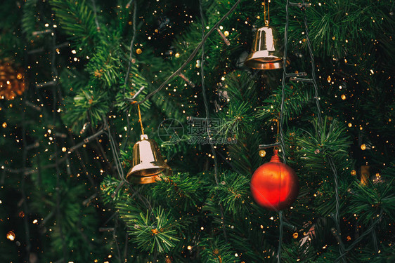 带有球装饰和闪光滤效果的老式圣诞树圣诞节和新年假期背图片