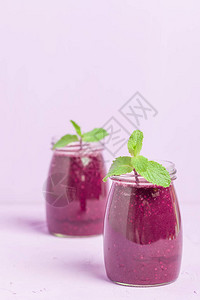 黑莓冰沙装在玻璃罐里图片