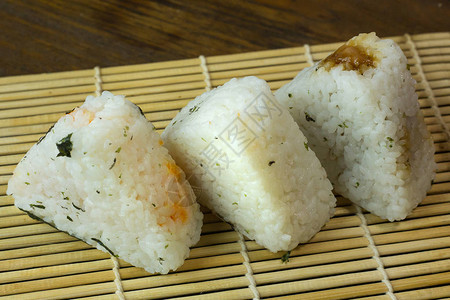 日本食物Onigiri白稻形成三角形或圆柱形图片