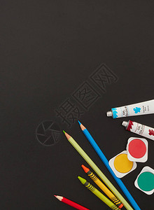 黑板上的彩色蛋彩画和铅笔背景图片