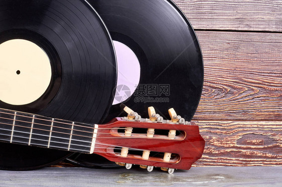 一套古老的乐器两张乙烯唱片和木制背景的图片