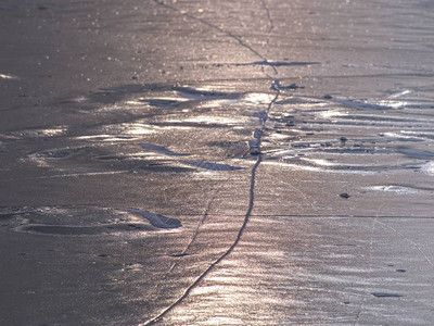 冰冻的海面上破碎的冰块图片