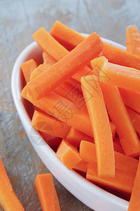 准备新鲜健康的胡萝卜图片