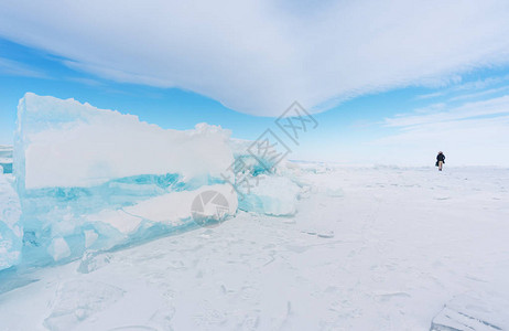 冬天旅行冬天一个人在冰冻的贝图片