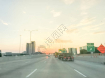 摘要模糊的635号州际公路I635公路交通与长车重型卡车日出时从欧文到美国德克萨斯州理查森的清晨绿色图片