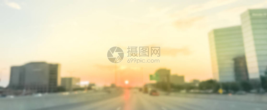 全景模糊的州际635I635公路图片