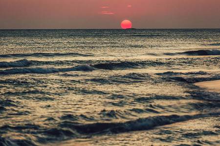 海上的红色夕阳图片