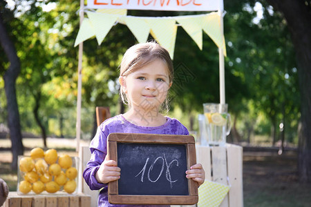 小女孩拿着小黑板在公园柠檬水图片